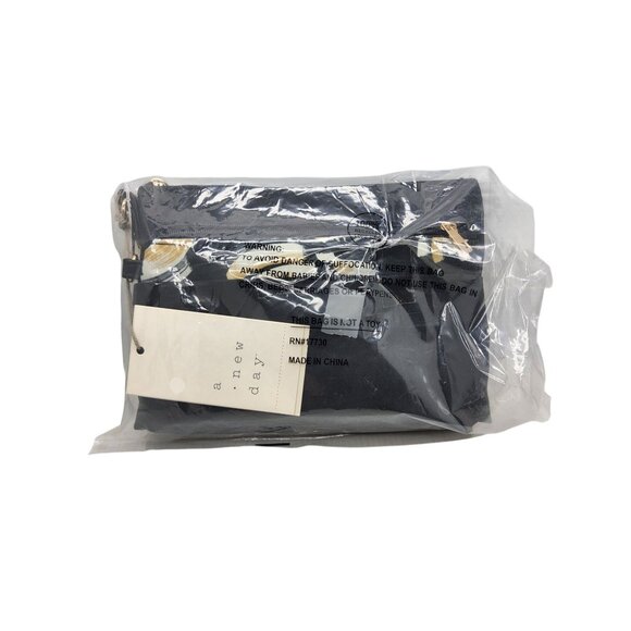 new "a new day" womens zip closure 4 pocket purse organizer with key hook. - Picture 2 of 5